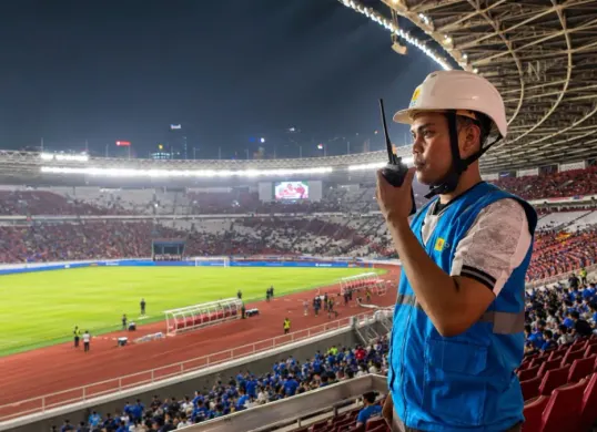 Petugas PLN UID Jakarta Raya melakukan pemantauan langsung kondisi kelistrikan selama laga Chelsea melawan AC Milan di Stadion Utama Gelora Bung Karno (SUGBK), Jakarta, Sabtu (8/8) malam. (Sumber: PLN UID Jakarta Raya)