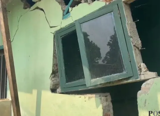Salah satu rumah warga terdampak pergerakan tanah di Lebak rusak parah. (Sumber: Pos Kota/ Samsul Fatoni)