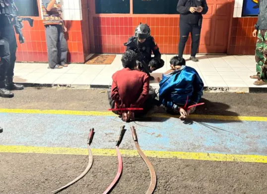 Tim Patroli Brimob Polda Metro Jaya menangkap dua pemuda pelaku aksi tawuran antarkelompok pemuda di Jalan WR Supratman, Cempaka Putih, Ciputat Timur, Tangerang Selatan, Minggu, 9 Agustus dini hari. (Sumber: Polda Metro Jaya)