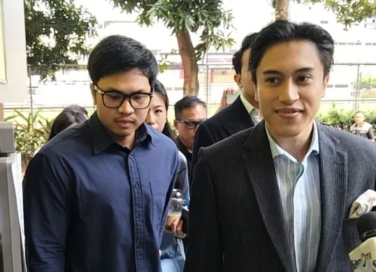 YouTuber Muhammad Jannah alias Bigmo (kiri) memenuhi panggilan penyidik terkait dugaan pelibatan anak di bawah umur dalam promosi liquid vape di Mapolda Metro Jaya, Jakarta Selatan, Senin, 10 Agustus 2026. (Sumber: Poskota/Ali Mansur)
