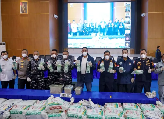 Aparat gabungan menggagalkan penyelundupan narkotika jenis ketamine seberat kurang lebih 1,3 ton di perairan Natuna, Kepulauan Riau. (Sumber: Istimewa)