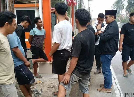 Sejumlah sopir ekspedisi melakukan protes terhadap palaing pintu parkir berbayar di Kawasan Industri Pancatama, Kabupaten Serang, Senin, 10 Agustus 2026. (Sumber: Poskota/Rahmat Haryono)