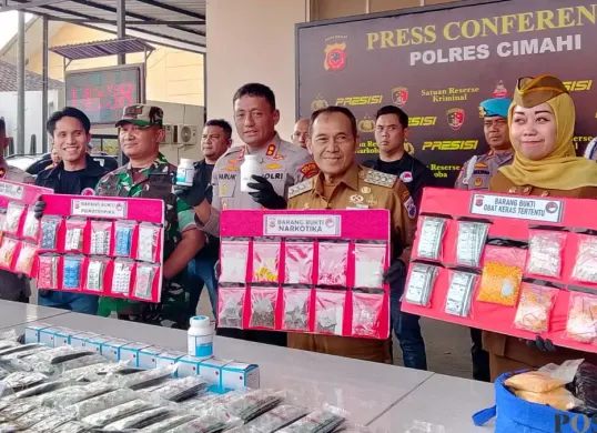 Polres Cimahi melaksanakan gelar perkara kasus peredaran narkotika di Mako Polres Cimahi, Jalan Amir Machmud, Senin 10 Agustus 2026. (Sumber: Poskota/Gatot Poedji Utomo)