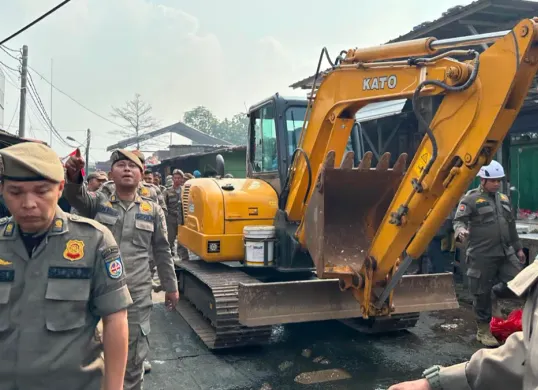 Petugas Satpol PP Kota Depok menertibkan ratusan bangunan lapak tidak berizin di area Pasar Cisalak, Cimanggis, Kota Depok, Senin 10 Agustus 2026. (Sumber: Satpol PP Depok)