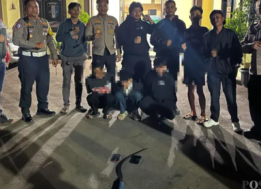 Polisi bersama masyarakat berhasil mengamankan pelaku tawuran dan sajam digunakan serta dua unit hp. (Sumber: Pos Kota/ Angga)