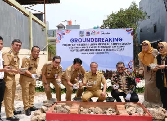 Peletakan batu pertama pembangunan biodigester komunal berbasis sampah organik oleh Bank Jakarta. (Sumber: Istimewa)
