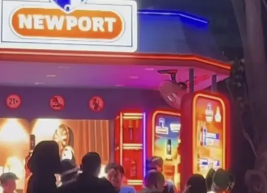 Suasana booth minuman di festival musik yang menjadi sorotan setelah video challenge hafalan Al-Qur'an berhadiah minuman beralkohol viral di media sosial. (Sumber: Threads/Hilmi Firdausi)