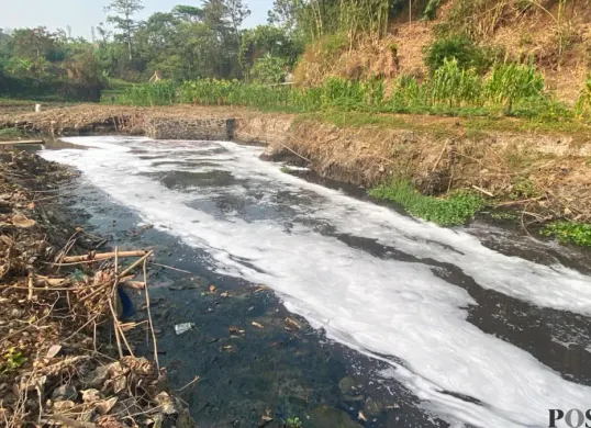 Kondisi aliran Sungai Cihaur di Kampung Pangkalan, RT 03/13, Desa Cipeundeuy, Kecamatan Padalarang, Kabupaten Bandung Barat. (Sumber: Pos Kota/Gatot Poedji Utomo)