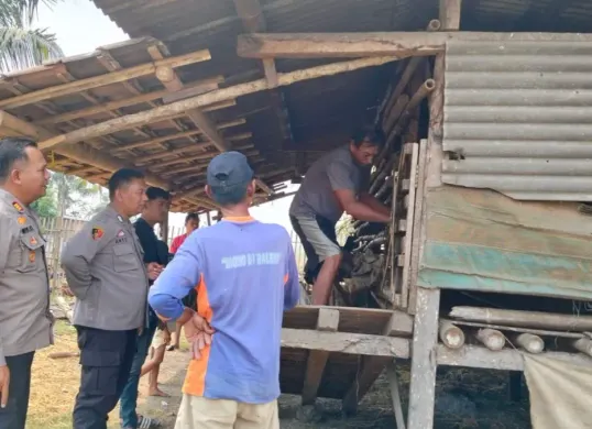 Petugas Polsek Pontang dan Tim Resmob Satreskrim Polres Serang melakukan olah TKP dan menelusuri jejak pencuri kambing. (Sumber: Polsek Pontang)