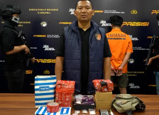 Direktorat Reserse Narkoba Polda Metro Jaya membongkar dugaan peredaran narkotika jenis sabu dengan modus pengiriman melalui paket ekspedisi di kawasan Cempaka Putih, Jakarta Pusat. (Sumber: Polda Metro Jaya)