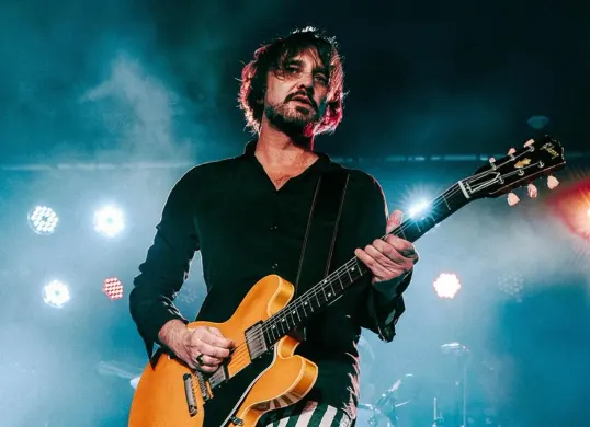 Vokalis sekaligus gitaris grup rock asal Australia, JET Nic Cester. (Sumber: Instagram/@nic_cester)