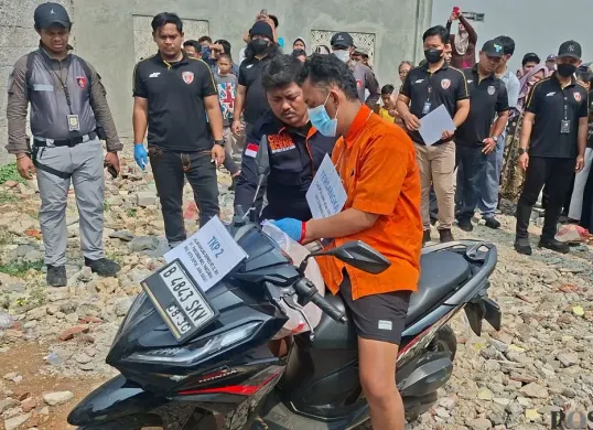 Saepullah, tersangka mutilasi, melakukan rekonstruksi pembunuhan terhadap korban di kawasan Pancoran Mas, Kota Depok, Selasa, 11 Agustus 2026. (Sumber: Poskota/Angga Pahlevi)