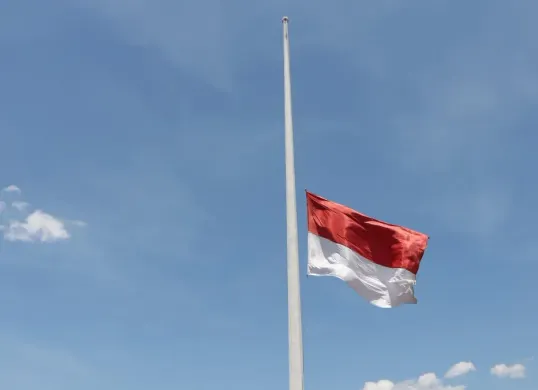 Ilustrasi pengibaran bendera setengah tiang. (Sumber: Setneg.go.id)