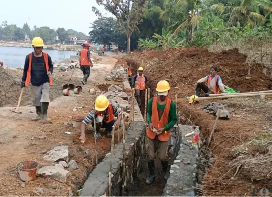 Puluhan pekerja saat melakukan aktivitas di lokasi proyek revitalisasi Situ Cikedal, Kabupaten Pandeglang. (Sumber: Poskota/Samsul Fatoni)