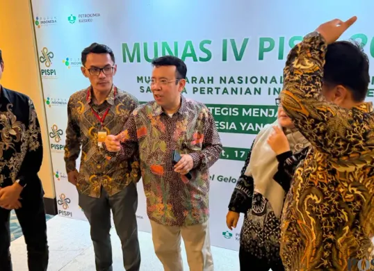 Ketua Umum PISPI Achmad Tjachja Nugraha (tengah), memberikan dalam kegiatan munas IV beberapa waktu lalu. (Sumber: Pos Kota/Gatot Poedji Utomo)