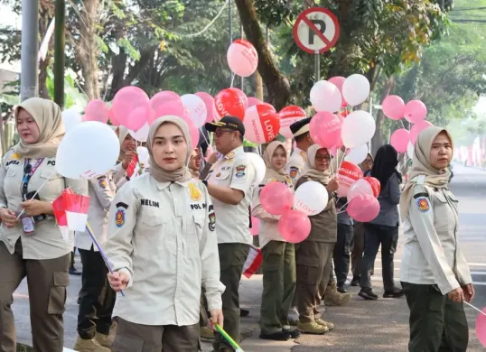 Anggota Satpol PP Kabupaten Tangerang saat membagikan bendera Merah Putih kepada pengguna jalan. (Sumber: Dok. Istimewa)