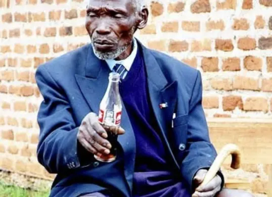 Kimani Maruge mengenakan seragam sekolah dan mengikuti pendidikan dasar di Kenya pada usia 84 tahun, sebuah kisah yang kemudian tercatat dalam Guinness World Records. (Sumber: Facebook)