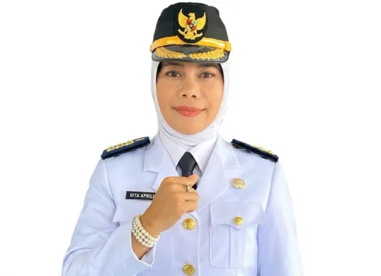Sosok Camat Rancabungur Dita Aprillia viral setelah video yang memperlihatkan dirinya mengingatkan tukang cukur untuk memasang bendera Merah Putih. (Sumber: Dok. Diskominfo Kabupaten Bogor)