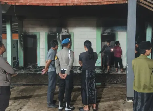 Petugas Damkar Kota Depok dan Polsek Cimanggis melakukan pengamanan di lokasi kebakaran Ponpes di Tapos. (Sumber: Polsek Cimanggis)