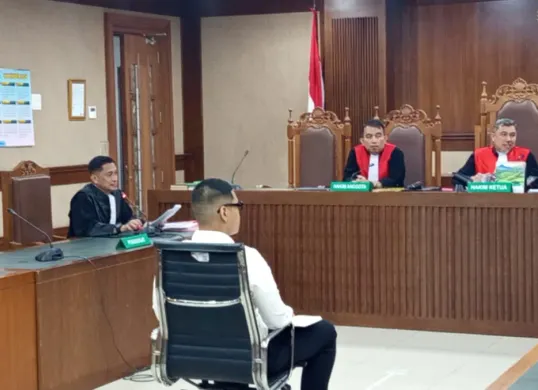 Terdakwa Bangun Paulus Tudungta menjalani sidang perdana perkara dugaan pemerasan di Pengadilan Negeri Jakarta Pusat, Rabu (12/8/2026). (Sumber: Istimewa)