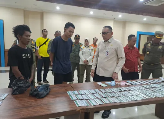 Petugas gabungan mengamankan ribuan butir tramadol dan hexymer ilegal serta dua pengedar dalam operasi pemberantasan obat ilegal di kawasan Tanah Abang, Jakarta Pusat. (Sumber: Istimewa)