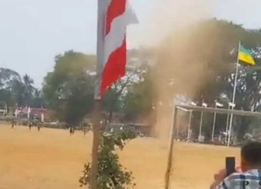 Sejumlah warga di Kecamatan Menes, Pandeglang, saat menyaksikan fenomena angin puyuh atau puting beliung mikro. (Sumber: Pos Kota/ Samsul Fatoni)