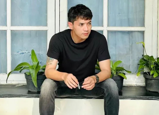 Elryan Carlen mengaku menjadi korban pemukulan yang diduga dilakukan oleh aktor Eza Gionino (Sumber: Instagram/@elryancarlen99)