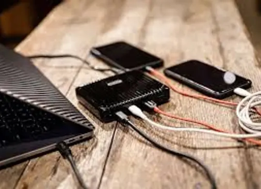 Perangkat berbaterai lithium-ion wajib dibawa ke kabin demi alasan keselamatan penerbangan, bukan dimasukkan ke bagasi tercatat. (Sumber: Wikimedia Commons)