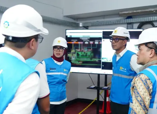 EVP Operasi Distribusi Jawa Madura Bali, Ignatius Rendroyoko, GM PLN UID Jakarta Raya, Moch. Andy Adchaminoerdin, Direktur Distribusi PLN, Arsyadany Ghana Akmalaputri meninjau posko siaga jelang Sidang Tahunan MPR RI. (Sumber: PLN UID Jakarta Raya)