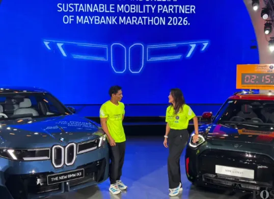 BMW Group Indonesia menyediakan 22 kendaraan BMW dan MINI untuk Maybank Marathon 2026. (Sumber: Poskota/Aldi Harlanda Irawan)