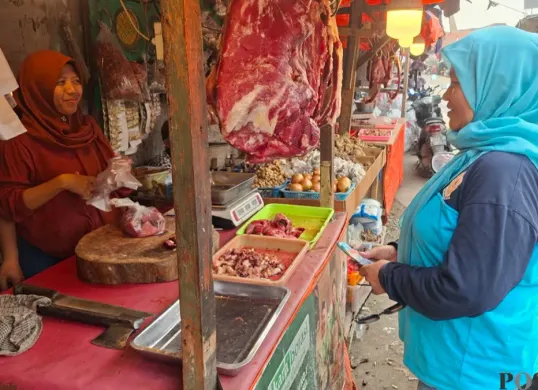 Yanah, 54 tahun, ibu rumah tangga, warga Pengasinan Depok,  mengeluhkan harga daging sapi tinggi di pasar tradisional. Dan pedagang daging keluhkan omset turun drastis akibat sepi pembeli. (Sumber: Pos Kota/ Angga)