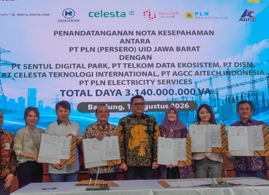 Direktur Utama NeutraDC Group Rakhmad Tunggal Afifuddin melakukan penandatanganan MoU bersama PLN terkait penyediaan tenaga listrik untuk infrastruktur data center di wilayah Cikarang, Jawa Barat, Selasa, 11 Agustus 2026. (Sumber: Telkom Indonesia)