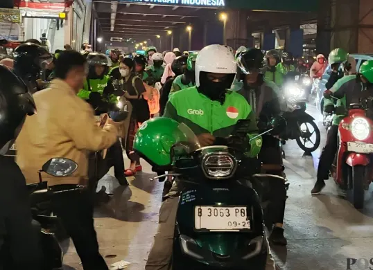 Sejumlah sopir ojol menunggu pesanan di dekat Stasiun MRT Lebak Bulus, Jakarta Selatan, Jumat, 14 Agustus 2026. (Sumber: Poskota/Ali Mansur)