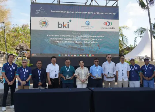 Direktur Utama BKI R. Benny Susanto bersama sejumlah pemangku kepentingan menandatangani nota kesepahaman untuk memperkuat keselamatan dan pengembangan industri pelayaran wisata dalam rangkaian IYF 2026 di Benoa, Bali. (Sumber: Istimewa)