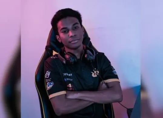 Joshua “LJ” Darmansyah saat memperkuat RRQ Hoshi di panggung kompetitif Mobile Legends. (Sumber: Instagram)