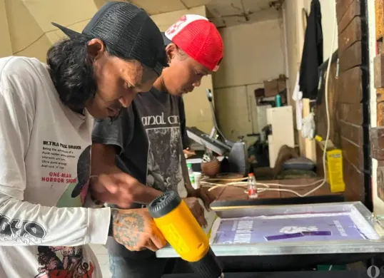 Komunitas punk mengikuti Workshop “School of Waste Influencers” di Pondok Tasawuf Underground, Ciputat, Kota Tangsel, Banten, Sabtu, 15 Agustus 2026. (Sumber: Poskota/Ali Mansur)
