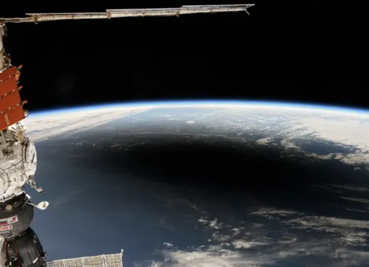 Bayangan umbra Bulan terlihat membentang di permukaan Bumi saat gerhana matahari total 2024, dipotret dari jendela Cupola di Stasiun Luar Angkasa Internasional (ISS). (Sumber: NASA)