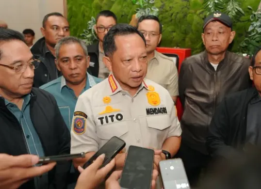 Mendagri Tito Karnavian memberikan keterangan terkait peninjauan ke wilayah NTT pascagempa, Sabtu, 15 Agustus 2026. (Sumber: Dok. Kemendagri)