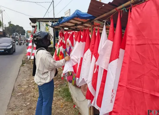 Seorang pembeli pernak-pernik kemerdekaan di Jalan H Nawi, Parung, Kabupaten Bogor, Jawa Barat, Sabtu, 15 Agustus 2026. (Sumber: Poskota/Ali Mansur)