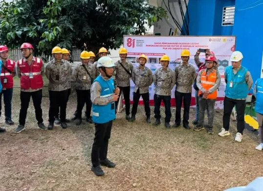 Manager PLN UP3 Ciracas, Feri Asmoro Hermanto memberikan arahan kepada tim dalam briefing kesiapan dan keandalan listrik sebelum pembukaan Jambore Nasional XII 2026 di Buperta Cibubur. (Sumber: Dok. PLN UID Jakarta Raya)