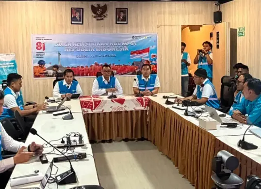 Dirut PLN, Darmawan Prasodjo memimpin rapat koordinasi siaga bencana Flores, NTT di PLN Unit Pelayanan Pelanggan Flores Bagian Barat, Manggarai Barat, NTT, Sabtu, 15 Agustus 2026. (Sumber: Dok. PLN)