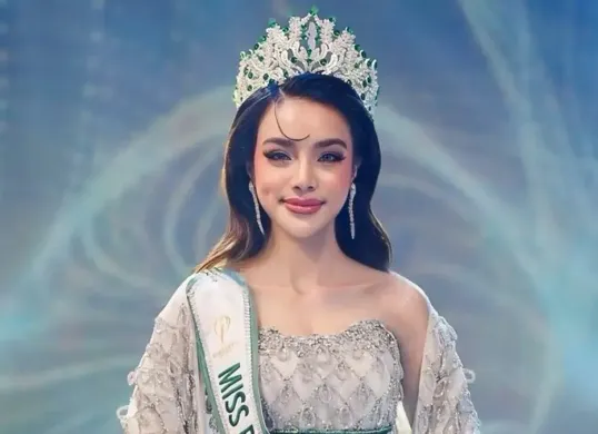 Pemegang gelar Miss Earth Indonesia 2025, Putri Andriani Juficha, dikabarkan meninggal dunia pada usia 26 tahun. (Sumber: X/@insidefolkative)