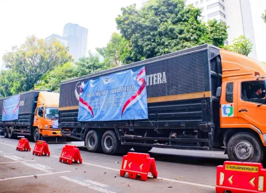 Polda Metro Jaya mengirimkan 12 truk bantuan kemanusiaan untuk warga terdampak gempa bumi di NTT, Senin, 17 Agustus 2026. (Sumber: Dok. Istimewa)
