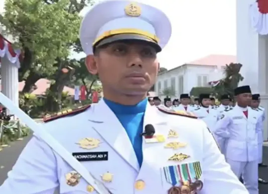Kapten Marinir Rachmatsah Adi Putera dipercaya menjadi Komandan Kompi Paskibraka dalam pengibaran Sang Merah Putih pada HUT ke-81 RI di Istana Merdeka, Jakarta, Senin (17/8/2026). (Sumber: Sekretariat Presiden)