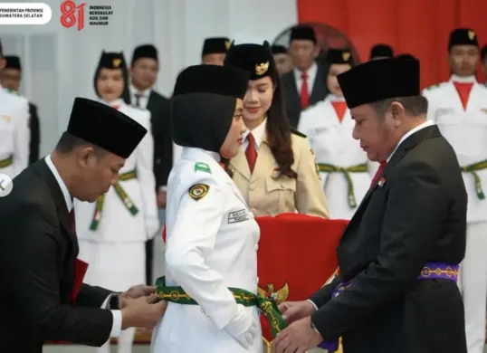 Kendit berwarna hijau menjadi salah satu atribut dalam prosesi pengukuhan Paskibraka dan memuat tulisan “Pandu Ibu Indonesia Berpancasila (Sumber: Instagram/@diskominfo sumsel)