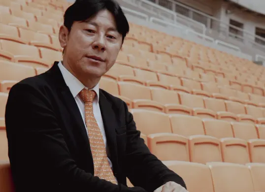 Pelatih Persija Jakarta Shin Tae-yong menyampaikan pesan HUT ke-81 Republik Indonesia saat menjalani pemusatan latihan di Thailand. (Sumber: Persija)