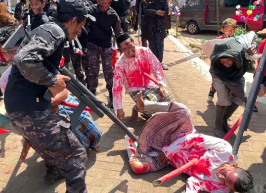 Puluhan warga saat mempraktekan drama kolosal dan memeriahkan HIT RI di Desa Bandung, Pandeglang. (Sumber: Pos Kota/Samsul Fatoni)