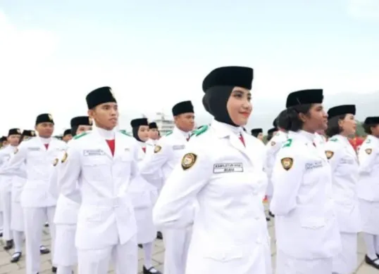 Ilustrasi - Sosok pembawa baki bendera merah putih saat upacara kemerdekaan RI di Istana Merdeka. (Sumber: Sekretariat Kabinet RI)
