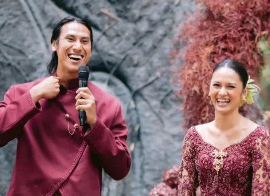 Potret Sean Gelael dan Hana Malasan saat acara lamaran yang digelar di Bandung, Jawa Barat pada Sabtu, 15 Agustus 2026. (Sumber: Instagram/@hanamalasan)