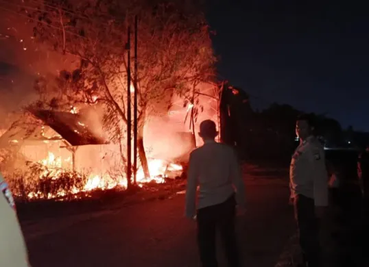 Kebakaran yang melanda lapak barang bekas milik Yunus sebelum dipadamkan petugas kebakaran. (Sumber: Humas Polres Serang)